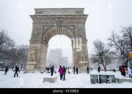 New York, USA. 23. Januar 2016.  Winter Sturm Jonas trifft New York City. New Yorker Gouverneur Andrew Cuomo und NYC Bürgermeister Bill de Blasio ein Reiseverbot in Kraft gesetzt, ein Verbot nicht-Notfall-Fahrzeuge von den Straßen bis 07:00 Morgen (Sonntag). U-Bahn und Bus-Service für die Dauer des Sturms unterbrochen. Ab 19:00 gefallen 25,1 Zoll Schnee im Central Park. Es gab über 300 Autounfälle und fünf Menschen starben an Herzinfarkt beim Schneeschaufeln. Bildnachweis: Stacy Walsh Rosenstock/Alamy Live-Nachrichten Stockfoto