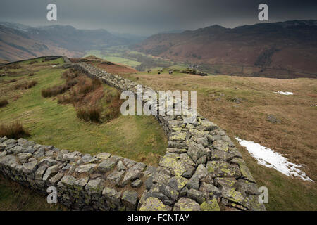 Mit Blick auf Eskale von Hardknott Roman Fort, Lake District, England, UK Stockfoto