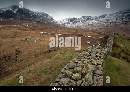 Blick in Richtung Hardknott Pass von Wand des Hardknott Roman Fort Stockfoto