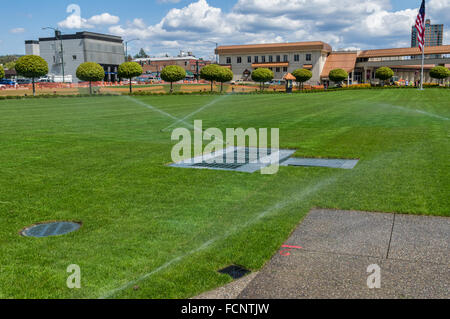 Automatische Sprinkler, Bewässerung der Hauptrasen im Coeur d ' Alene Resort.  Coeur d ' Alene, IDAHO, USA Stockfoto
