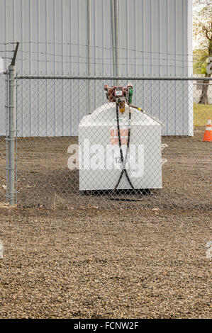 Tank und Pumpe in eine Schutzkabine enthalten.  Antelop, Oregon, USA Stockfoto