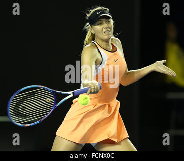 Melbourne, Australien. 24. Januar 2016. Russlands Maria Sharapova kämpft mit der Schweiz Belinda Bencic in der 4. Vorrundenspiel Dameneinzel bei den Australian Open Tennis Championships in Melbourne, Australien, 24. Januar 2016. © Bi 明明/Xinhua/Alamy Live-Nachrichten Stockfoto