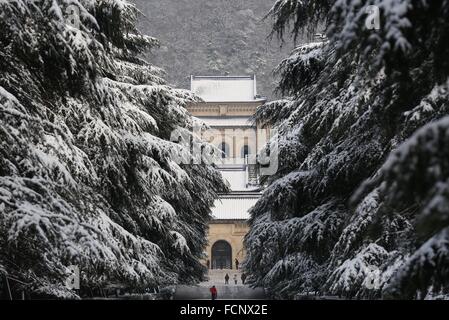 Peking, China. 23. Januar 2016. Foto aufgenommen am 23. Januar 2016 zeigt der Dr. Sun Yat-Sen-Mausoleum nach einem Schneefall in Nanjing, der Hauptstadt der ostchinesischen Provinz Jiangsu. © Wang Xin/Xinhua/Alamy Live-Nachrichten Stockfoto