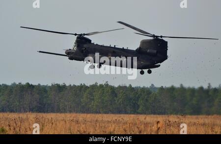 Ein schwarzer Special Forces landet in einem Feld CH-47 Chinook, der US-Armee Nightstalkers zugewiesen. Stockfoto