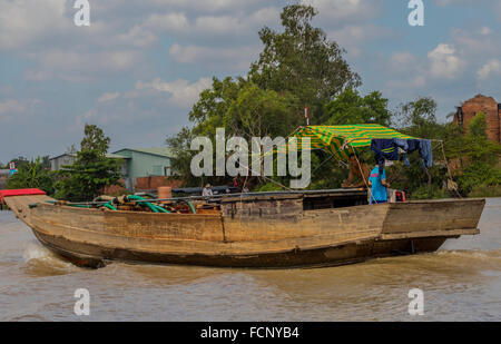 Boote transportieren Güter am Mekong-Delta für lokale und nationale Verwendung der Mekong ist einer belebten Gegend mit ein reger Verkehr in Vietnam Stockfoto