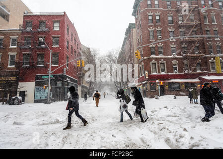 New York, NY 23. Januar 2016 Winter Sturm Jonas trifft New York City. New Yorker Gouverneur Andrew Cuomo und NYC Bürgermeister Bill de Blasio ein Reiseverbot in Kraft gesetzt, ein Verbot nicht-Notfall-Fahrzeuge von den Straßen bis 07:00 Morgen (Sonntag). U-Bahn und Bus-Service für die Dauer des Sturms unterbrochen. Ab 19:00 gefallen 25,1 Zoll Schnee im Central Park. Es gab über 300 Autounfälle und fünf Menschen starben an Herzinfarkt beim Schneeschaufeln. Bildnachweis: Stacy Walsh Rosenstock/Alamy Live-Nachrichten Stockfoto