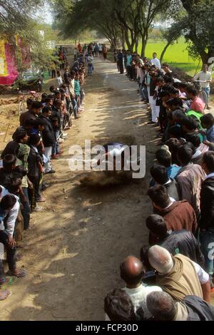 Allahabad, Indien. 23. Januar 2016. Samajwadi Partei Jugendleiter Mayank Yadav "Jonty" organisieren die Sport-Turnier zu überzeugen die Dorfbewohner auf 119. Geburtstag von Subhash Chandra Bose in Allahabad, Indien. © Shashi Sharma/Pacific Press/Alamy Live-Nachrichten Stockfoto