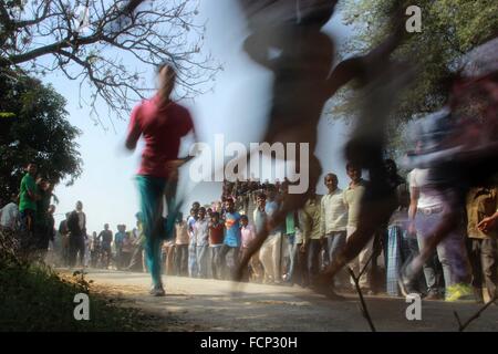 Allahabad, Indien. 23. Januar 2016. Samajwadi Partei Jugendleiter Mayank Yadav "Jonty" organisieren die Sport-Turnier zu überzeugen die Dorfbewohner auf 119. Geburtstag von Subhash Chandra Bose in Allahabad, Indien. © Shashi Sharma/Pacific Press/Alamy Live-Nachrichten Stockfoto