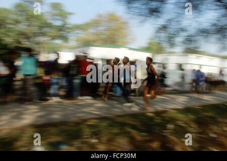 Allahabad, Indien. 23. Januar 2016. Samajwadi Partei Jugendleiter Mayank Yadav "Jonty" organisieren die Sport-Turnier zu überzeugen die Dorfbewohner auf 119. Geburtstag von Subhash Chandra Bose in Allahabad, Indien. © Shashi Sharma/Pacific Press/Alamy Live-Nachrichten Stockfoto