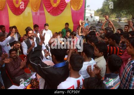 Allahabad, Indien. 23. Januar 2016. Samajwadi Partei Jugendleiter Mayank Yadav "Jonty" organisieren die Sport-Turnier zu überzeugen die Dorfbewohner auf 119. Geburtstag von Subhash Chandra Bose in Allahabad, Indien. © Shashi Sharma/Pacific Press/Alamy Live-Nachrichten Stockfoto