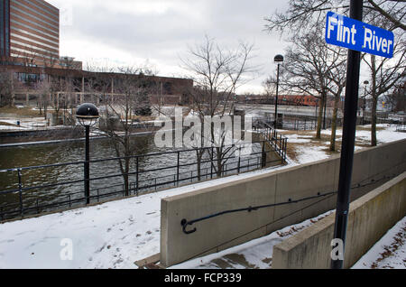 Der Flint River in die Innenstadt von Flint, Michigan, USA Stockfoto