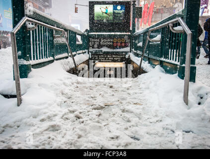 New York, USA. 23. Januar 2016. Eingang zur u-Bahn in Times Square in Manhattan, New York City während Blizzard Sturm Jonas. 23. Januar 2016. Bildnachweis: Brigette Supernova / äußere Fokus Fotos/Alamy Live News Stockfoto