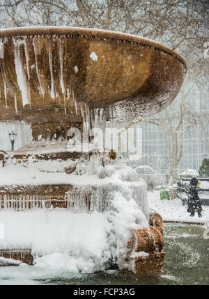 New York, USA. 23. Januar 2016. Szene von Midtown Manhattan, New York City während Blizzard Sturm Jonas. 23. Januar 2016. Bildnachweis: Brigette Supernova / äußere Fokus Fotos/Alamy Live News Stockfoto