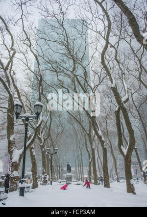 New York, USA. 23. Januar 2016. Szene von Midtown Manhattan, New York City während Blizzard Sturm Jonas. 23. Januar 2016. Bildnachweis: Brigette Supernova / äußere Fokus Fotos/Alamy Live News Stockfoto