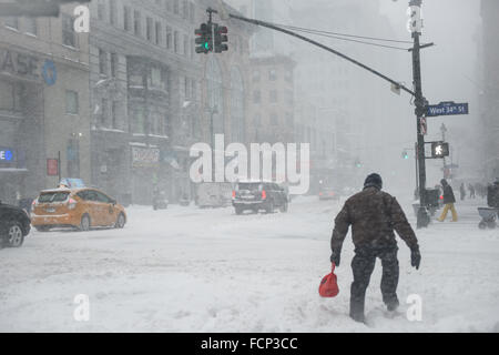 New York, USA. 23. Januar 2016. Szene von Midtown Manhattan, New York City während Blizzard Sturm Jonas. 23. Januar 2016. Bildnachweis: Brigette Supernova / äußere Fokus Fotos/Alamy Live News Stockfoto