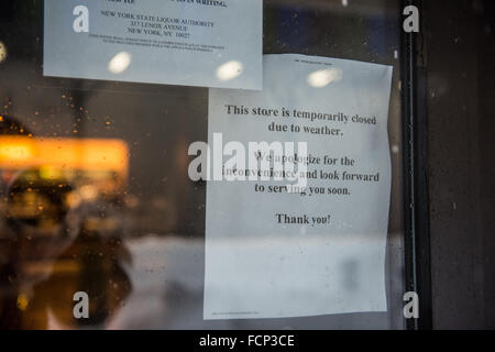 New York, USA. 23. Januar 2016. Melden Sie sich das Fenster in einem Starbucks Kaffee Café in Midtown Manhattan schwere witterungsbedingt in New York City während Blizzard Sturm Jonas geschlossen. 23. Januar 2016. Bildnachweis: Brigette Supernova / äußere Fokus Fotos/Alamy Live News Stockfoto