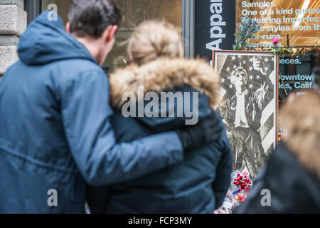 Denkmal für David Bowie außerhalb seiner New York City nach Hause, nach seinem Tod durch Krebs verursacht Stockfoto