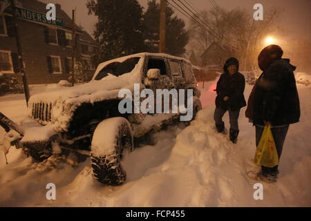 Staten Island, NY, USA. 23. Januar 2016. Stehend in der Nähe von ihrem Jeep, Nicole Fioretto spricht mit Damian Vazquez bei ihrer Vorbereitung auf mehr abholen gestrandeten Menschen auf Staten Island im Winter Sturm Jonas. Während der Schneesturm freiwillig fünf böse Jeep Fahrer ihre Zeit abholen Staten Inselbewohner und shuttle sie sicher an ihr Ziel. Späten Nachmittag Stadtbusse nicht mehr auf der Insel laufen, und ein Reiseverbot in New York City wurde später durch das NYPD durchsetzbar. Dieser Mangel an Verkehrsmitteln gestrandet viele Bewohner von Staten Island, die die Fähre mit nach Hause genommen hatte, oder mussten zum Manhattan vi Stockfoto