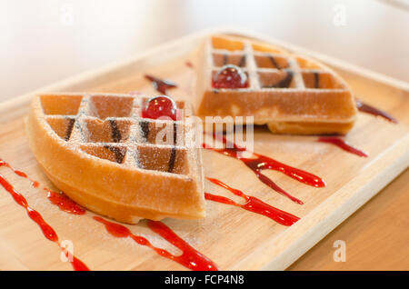 Waffeln mit Schokolade und Erdbeere garniert Stockfoto