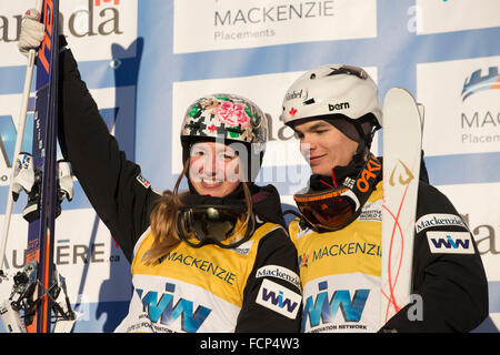 Val Saint-Cme, Quebec, Kanada. 23. Januar 2016. Chloe Dufour-Lapointe (3) und Mikael Kingsbury (1) beide von Kanada gewinnen Gold für Freestyle Ski Welt Cup Buckelpiste bei Val Saint-Cme, Quebec, Canada. Daniel Lea/CSM/Alamy Live-Nachrichten Stockfoto