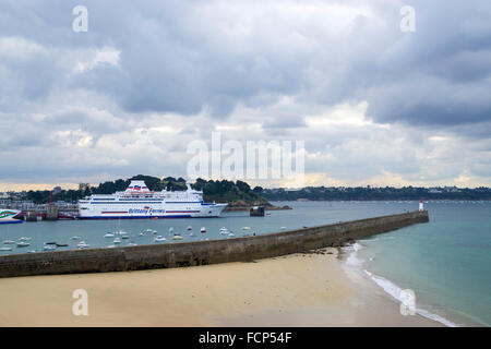 Bretagne-Fähre angedockt im Hafen von St. Malo, Bretagne, Frankreich Stockfoto