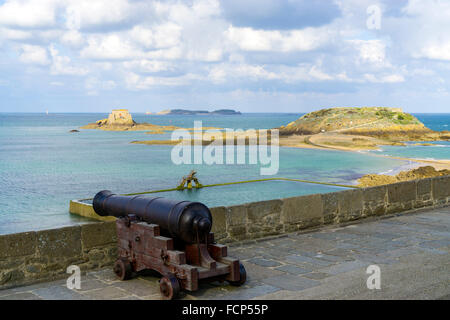 Mittelalterlichen Kanone auf der Stadtmauer in St Malo, Bretagne, Frankreich Stockfoto