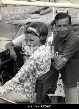 1969 - niederländische Königsfamilie ist bei Porto Ercole für ihre Heilbutt Sommerurlaub. In diesem Jahr die Prinzessin Beatrix haben ihr Verlobter mit ihr. Foto zeigt Prinzessin Beatrix und ihr Verlobter Claus Von Amaberg. © Keystone Bilder USA/ZUMAPRESS.com/Alamy Live-Nachrichten Stockfoto