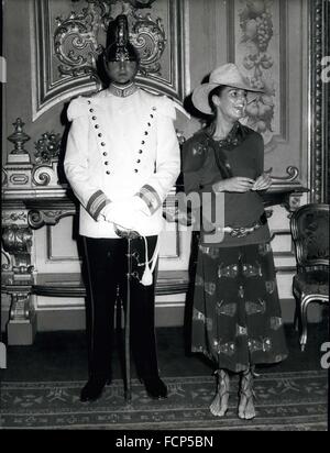 1979 - Ali MacGraw - italienische Staatspräsident der Republik Giuseppe Saragat erhielt im Palazzo Quirinale die Stars, die mit der David von Donatello Film Awards, in der Nacht der Sterne letzte Nacht in den Caracalla-Rom ausgezeichnet wurden. Das Foto zeigt Ali Mac Graw von "Love Story" mit einem Corazziere der Präsidentengarde. © Keystone Bilder USA/ZUMAPRESS.com/Alamy Live-Nachrichten Stockfoto