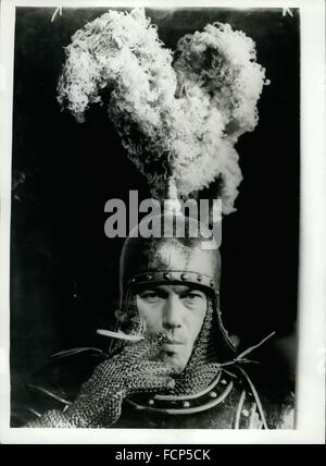 1964 - '' King Arthur'' - Smoke A King - Sized Zigarette: Schauspieler Laurence Harvey gesehen, wie er eine raucht Zigarette - während einer Pause bei den Proben für das musical '' Camelot'' öffnet im Theatre Royal, Drury Lane nächste Woche (Mittwoch) Größe. Laurence Harvey spielt die Rolle des Königs Aurthur in diesem Broadway hit über die Ritter der Tafelrunde. © Keystone Bilder USA/ZUMAPRESS.com/Alamy Live-Nachrichten Stockfoto