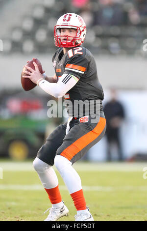 Carson, CA. 23. Januar 2016. Nationalmannschaft-quarterback Ammon Olsen (12), des südlichen Utah. NFLPA College Bowl am StubHub Center in Carson, CA. Nationalmannschaft besiegte das amerikanische Team 18-15. Jordon Kelly/CSM/Alamy Live-Nachrichten Stockfoto