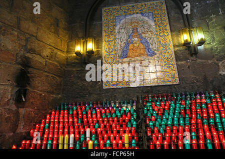 Kerzen in Montserrat Abbey, in der Nähe von Barcelona, Spanien. Stockfoto