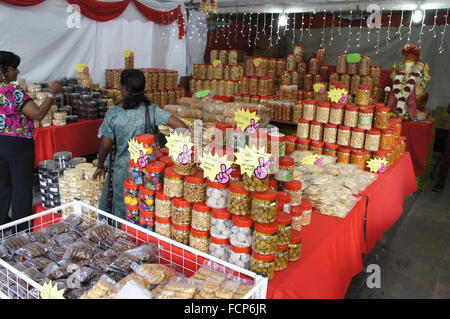 Basar stall verkauft Kekse und Plätzchen während Diwali-fest in Little India, Kuala Lumpur, Malaysia Stockfoto