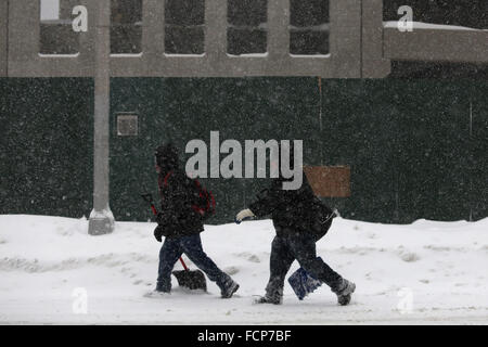 Staten Island, NY, USA. 23. Januar 2016. Die Menschen gehen mit Schaufeln im Winter Sturm Jonas. Schneefall Prognosen für Staten Island waren ca. 12-18 In mit Windgeschwindigkeiten in Böen bis zu 50 Meilen pro Stunde. Am späten Nachmittag Busse nicht mehr laufen und ein Reiseverbot wurde durch das NYPD durchgesetzt. Dieser Mangel an Verkehrsmitteln gestrandet viele Bewohner von Staten Island, die die Fähre nach Hause genommen hatte. Menschen waren gezwungen, zu versuchen, zu Fuß zu ihrem Bestimmungsort im Schneesturm. New Yorker Gouverneur Andrew Cuomo erklärte Notstand für New York City, Long Island und unteren Hudson Valley. (Kredit-Bild: © Krista Kennell über ZUM Stockfoto