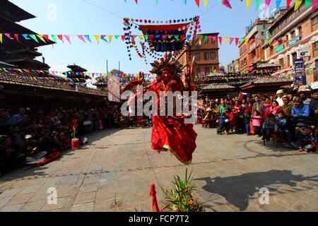 Kathmandu, Nepal. 23. Januar 2016. Ein Hindu Anhänger verkleidete sich als Göttin Kumari führt einen religiösen Tanz während des Bhadrakali Dorf Siddhi Festivals in Kathmandu, Nepal, 23. Januar 2016. Das Festival wird einmal in 12 Jahren gefeiert, indem aus Parade und Tänze der Gottheiten wie Bhairav, Bhadrakali und Ganesh. © Sunil Sharma/Xinhua/Alamy Live-Nachrichten Stockfoto