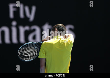 Melbourne, Australien. 24. Januar 2016. Serbiens Novak Djokovic reagiert während der 4. Runde des Herren Einzel gegen Gilles Simon Frankreichs bei den Australian Open Tennis Championships in Melbourne, Australien, 24. Januar 2016. © Bi 明明/Xinhua/Alamy Live-Nachrichten Stockfoto