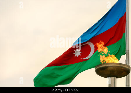 Baku, Aserbaidschan. 23. Januar 2016. Flagge von Aserbaidschan und Feuer in Baku, Aserbaidschan. © Aziz Karimow/Pacific Press/Alamy Live-Nachrichten Stockfoto