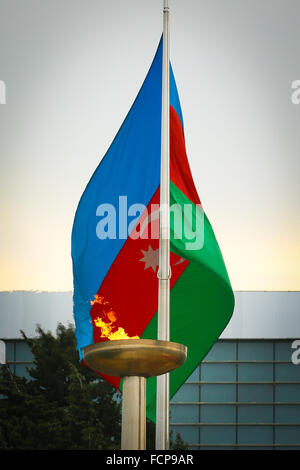 Baku, Aserbaidschan. 23. Januar 2016. Flagge von Aserbaidschan und Feuer in Baku, Aserbaidschan. © Aziz Karimow/Pacific Press/Alamy Live-Nachrichten Stockfoto