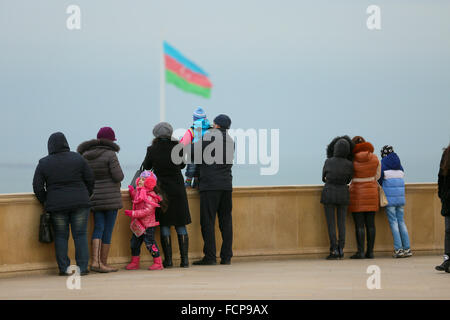 Baku, Aserbaidschan. 23. Januar 2016. Bürger von Baku Blick auf downtown in Baku, Aserbaidschan. © Aziz Karimow/Pacific Press/Alamy Live-Nachrichten Stockfoto