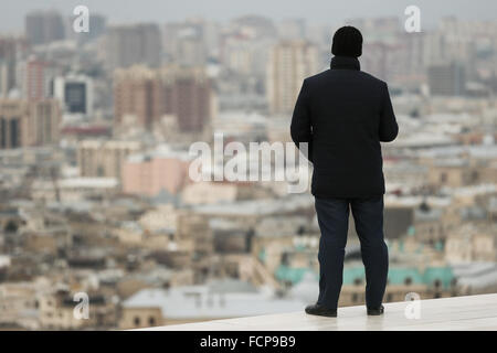 Baku, Aserbaidschan. 23. Januar 2016. Mann Sicht Innenstadt in Baku, Aserbaidschan. © Aziz Karimow/Pacific Press/Alamy Live-Nachrichten Stockfoto