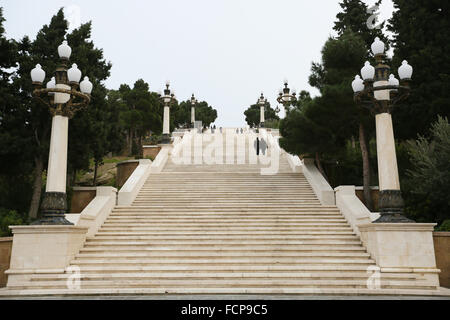 Baku, Aserbaidschan. 23. Januar 2016. Bürger von Baku Treppensteigen in Baku zu parken. © Aziz Karimow/Pacific Press/Alamy Live-Nachrichten Stockfoto