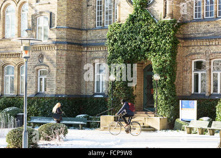 Lund, Schweden - 21. Januar 2016: Der Eingang zum Haus Gamla Kirurgen an der Universität Lund. Es ist Winter und es sind zwei Personen s Stockfoto