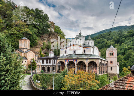 Kirche St. Joachim (rechts) und die Kirche der Heiligen Mutter an der Mazedonischen Orthodoxen Osogovo Kloster in Kriva Palanka, Norden Mazedonien Stockfoto