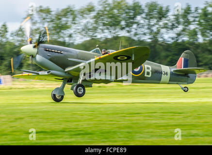 Spitfire IX MH434 wurde 1943 in Vickers, Castle Bromwich, gebaut. Seit 1970 hat sie europaweit an Flugshows teilgenommen. Landung bei Goodwood Stockfoto