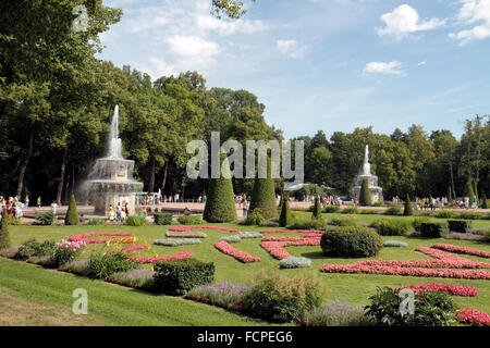 Die Rimsky-Brunnen, unteren Park, auf dem Gelände des Peterhof Palast, Petergof, St. Petersburg, Northwestern, Russland. Stockfoto