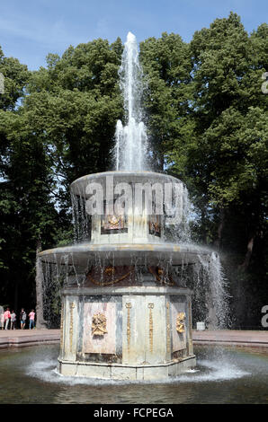 Eine Rimsky-Brunnen, unteren Park, auf dem Gelände des Peterhof Palast, Petergof, St. Petersburg, Northwestern, Russland. Stockfoto