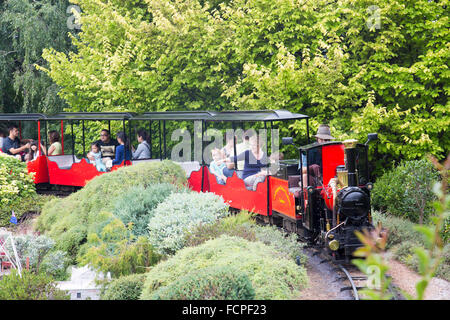 Cockington Green Gardens im australischen Hauptstadtgebiet, die Miniaturgärten umfassen nachgebildete englische Dörfer, Minizug für Besucher, Australien Stockfoto