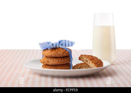 Stapel von drei hausgemachte Haferkekse mit Blue Ribbon und Hälften des Cookies auf weißen Teller und Glas Milch gefesselt Stockfoto