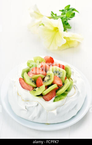 Pavlova-Baiser-Torte mit Erdbeeren und kiwi Stockfoto