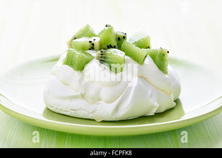 Pavlova Kuchen mit Kiwi, Nahaufnahme Stockfoto