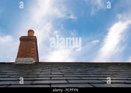 Detaillierter Dachblick mit traditionellen Schieferfliesen und Kamin in einem Wohngebäude Stockfoto